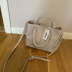 Helt ny fin väska från Ellos! - Helt ny fin rosa väska från Ellos i nyskick, säljer på grund av att jag har andra. Pris kan diskuteras. Skriv för fler bilder 💕