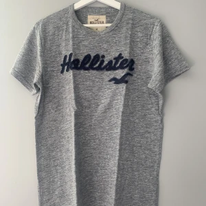 T-shirt  - En väldigt mjuk och skön tröja från Hollister. Tröjan är använd, men ändå i fint skick. 