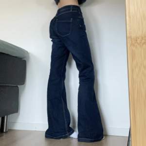 Midwaist bootcut jeans 💕 midjan 34cm och innerbenslängden 78. Jag är 169 för referens