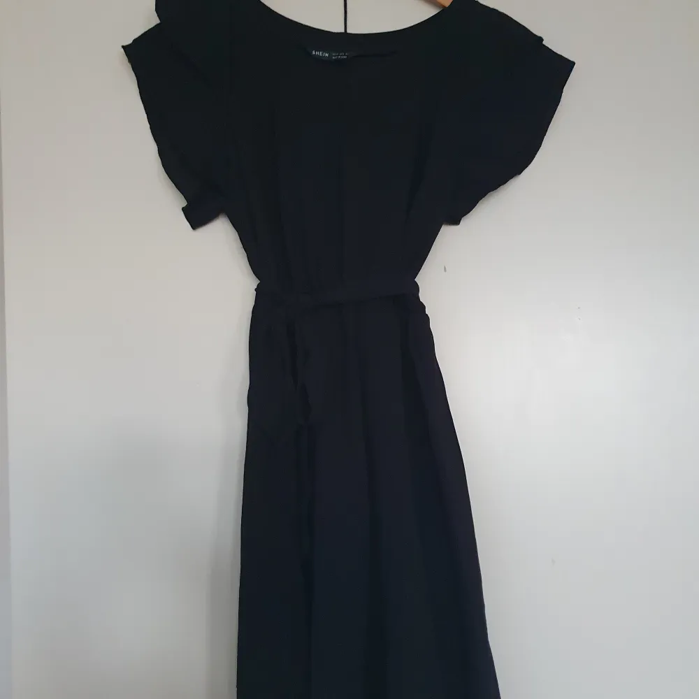 En svart klänning som kan användas året runt. Aldrig använd.. Klänningar.