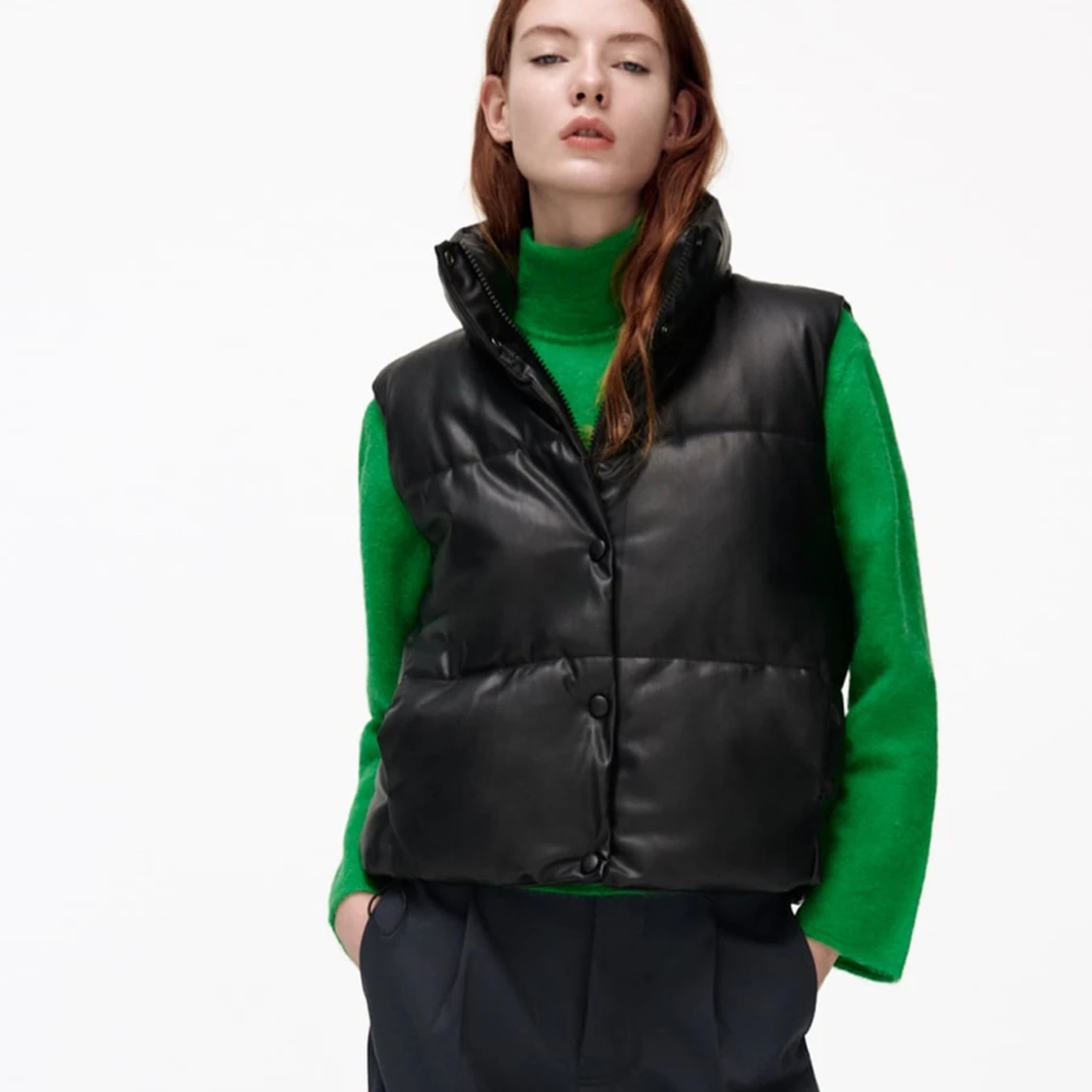 Puffer väst i läderimitation 