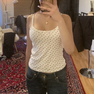 Brandy Melville linne - Ett pointelle linne från Brandy Melville som jag inte använder längre, därför säljer jag det. Har varit använd en del men är fortfarande i bra skick. Köparen står för frakt! Kolla gärna min profil för fler brandy plagg och annat 💓