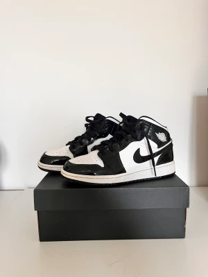 Jordan 1 mid - Säljer dessa pågrund av inte min stil längre. Använt flertal gånger men de är som nya! 