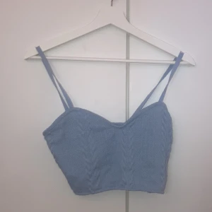 Turkos stickat linne - Väldigt söt topp, oanvänd. Flätstickad. Kort topp. 