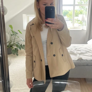 Zara trenchcoat  - Använd men i fint skick, perfekt nu till hösten😍👌🏼