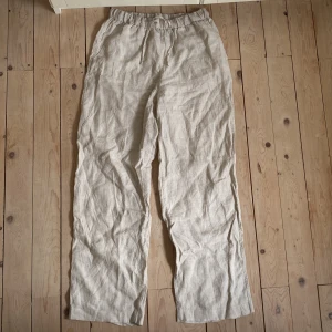 Linnebyxor Arket - Linnebyxor från Arket. Aldrig använda. Nypris 590kr. 