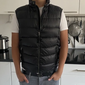 P.J.S väst säljes - Hej nu säljer jag min väst från parajumper. Skick 9-10 och inga flaws. Size y-L. Passar mig på 180 (M-S) i storlek. Nypris:4000, köp för endast 1499. Hör av dig vid frågor eller funderingar!