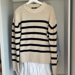 Randig stickad tröja  - Säljer min ursnygga randiga stickade tröja från Ginatricot. Ej nopprig  Nypris: 399kr