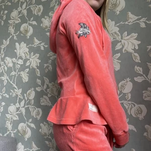 Mjukissätt - Jättefint mjukissätt från Odd Molly i  storlek 1. Sättet har nästan aldrig blivit buret och därför är i väldigt bra skick. Finns i Täby för upphämtning men tar även frakt