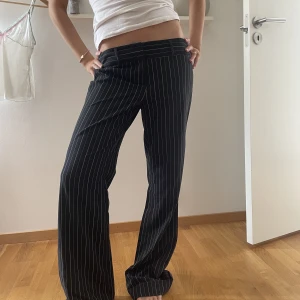 Kostymbyxor  - Säljer ett par super snygga lågmidjade kostymbyxor, de är köpta vintage och är i ett super bra skick. Storlek står inte men passar S/M