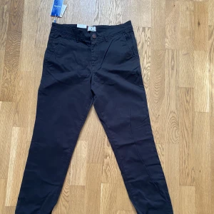 Svarta chinos - Säljer mina svarta chinos. Aldrig använda, i storlek W31 L34 skin/macro