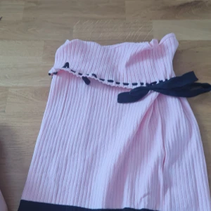 Rosa  - Oanvänd hållen är för armarna den är inte sönder