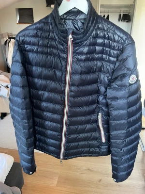 Moncler Daniel - Moncler Daniel jacka i fint skick, använt sparsamt, köpt från mytheresa och är i storlek 3 vilket motsvarar medium ungefär 