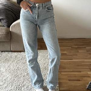 Blå jeans från zara, i storlek 34. Midrise straightleg
