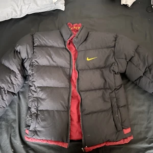 Nike pufferjacka - Säljer en Nike puffjacka reversible, då den inte passar mig längre. Köpte den från Asos Marketplace för 1 år sen. Storlek L men den känns mer som en XL