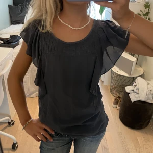 blus - super söt blus i 100% silke! Lite lång på mig som är 164cm. ✨💕!köp direkt för 170kr gratis frakt!☺️
