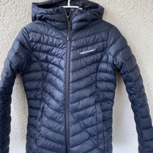 Peak performance jacka - Peak performance jacka i mycket bra skick! Säljer då den inte kommer till användning. Den är svart/väldigt mörkblå. Kom med bud! Pris kan diskuteras ☺️