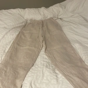 Linnebyxor❤️ - Ett par super fina linnebyxor som är använda bara några få tal gånger.så himla fina 💗