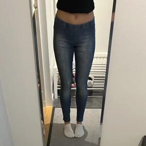 Leggings  - Blåa leggings från H&M i strl 38. Använda några gånger. 