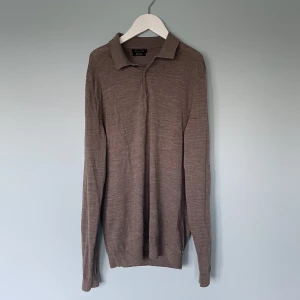 Massimo Dutti Långärmad piké M - Säljer nu denna stiliga långärmade piké ifrån Massimo Dutti i 100% Merinoull | Skick: 9/10 inga tecken på användning | Nypris: 1300 kr | Mitt pris: 349 kr | Hör av er vid minsta fråga eller fundering :)