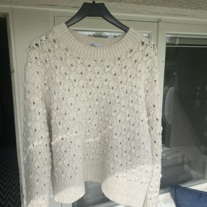 Stickad tröja  - Säljer min stickade tröja från Zara st L. Använd fåtal gånger så bra skick💕