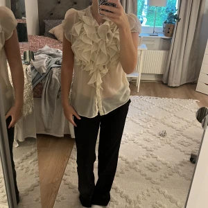 Blus  - En blus från SAINT TROPEZ som kostar 500 i nypris, jätte fin och bara andvänd fåtal gånger 💕💕 storlek M men jag brukar ha xs/s . köparen står för frakten 😊