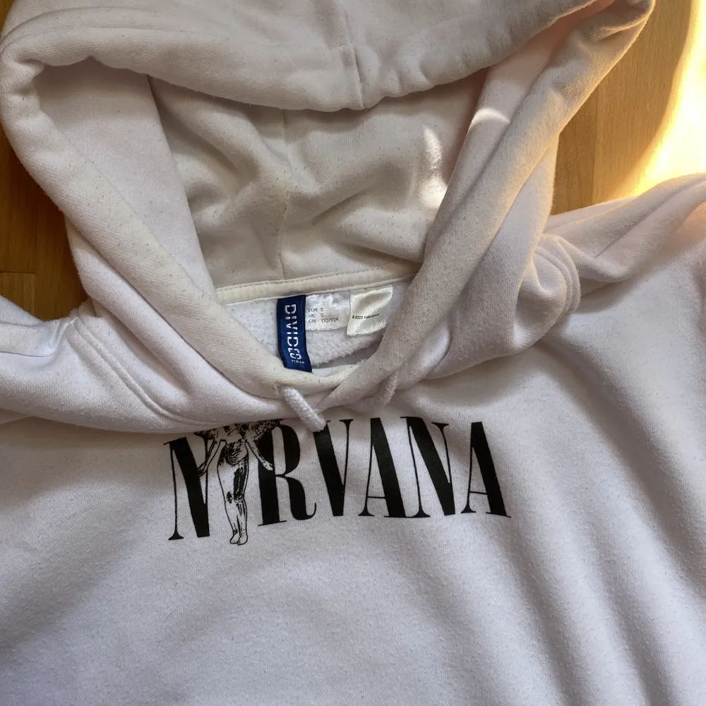 Skön Nirvana tröja som jag har växt ur. Använder ett par gånger men inga defekter. . Hoodies.