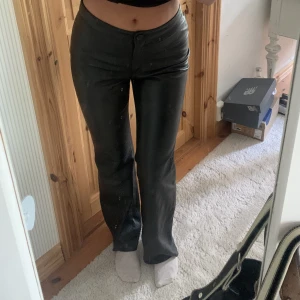 Lågmidjade skinnbyxor - Säljer nu mina snygga svarta vintage skinnbyxor som sitter loose längst ner och tajta upp till. Dom är från märket Hennes i strl 36 och är 167. Säljer då det inte längre är min stil. Hör av dig vid frågor💕