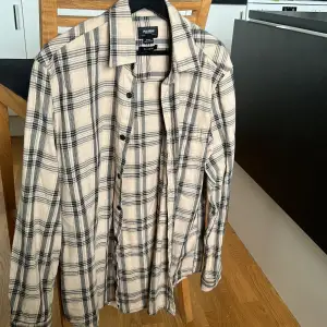 Fin skjorta från pull&bear, funkar som en overshirt 