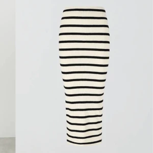 Randig kjol - Aldrig använd. Kjol från gina tricot 