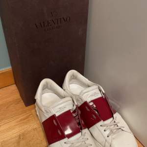 Valentino skor  Storlek 43 Cond 7/10 Sällsynt model med röd glansig färg.