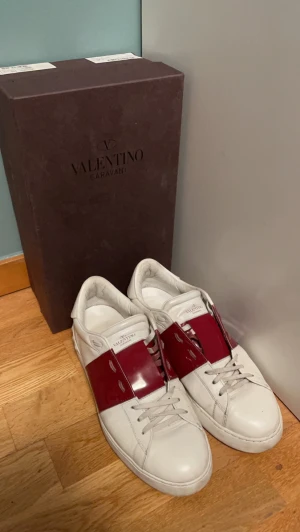 Valentino skor - Valentino skor  Storlek 43 Cond 7/10 Sällsynt model med röd glansig färg.