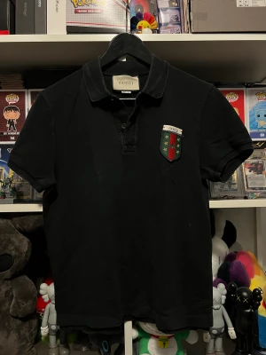 Gucci Polo tröja - Storlek Small, väl använd utan hål eller dylikt. Den har dock börjat fadea i färgen.