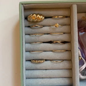 Ringar i guld - Jättefina ringar i guld, aldrig använda. 10 kr st eller alla för 80 kr. Storlekarna är lite olika på alla ringar och köpare står för frakt💗 TRYCK INTE PÅ KÖP NU!!!!!!