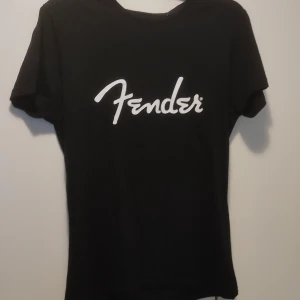 Fender T shirt  - Använd bara ett fåtal gånger Storlek L men känns som M
