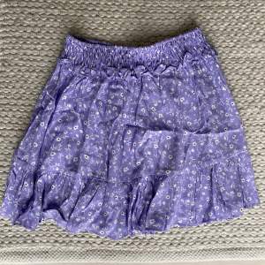 Lila kjol från Zara i storlek S. Oanvänd, säljer eftersom den va för liten