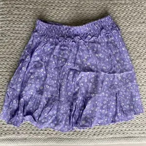 Lila kjol från Zara i storlek S. Oanvänd, säljer eftersom den va för liten