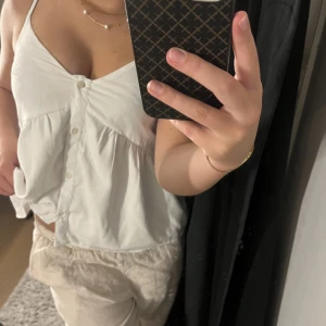 Topp - Vit gullig topp💗