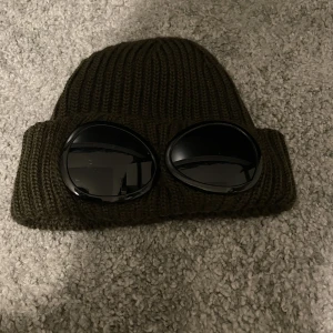 CP company mössa - Nästan aldrig använd, någon repa på glasögonen. Mössan sitter mer tajt än löst