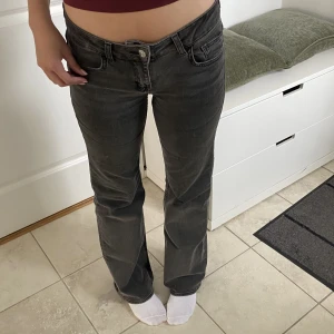 Lågmidjade Jeans  - Hm flare jeans i super bra skick säljer då dem inte riktigt passar mig💞jag är 170cm💞 hör gärna av dig vid intresse eller flera frågor💞