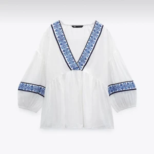 Blå vit zara blus!! - Säljer denna trendiga slutsålda blusen från Zara. Inte andvänt på hela sommaren så nästan helt oandvänd. Storlek S. Gott skick! Sötaste blusen!