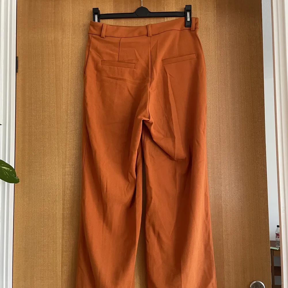Ett par superfina rost-orangea byxor från Monki. Lätt utsvängda och croppade. Passar perfekt i höst. Jeans & Byxor.