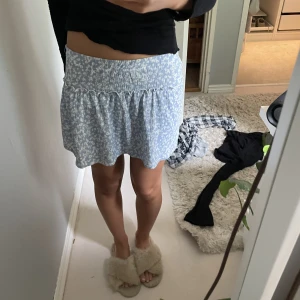 Storlek 152 - Söt kjol från Zaras barnavdelning i storlek 152 11-12 år men den sitter som en xs/s. Jag är ca 167