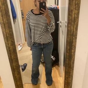 True Religion jeans  - Snyggaste lågmidjade Bootc true religion jeans verkligen perfekta nu till höst. Vill få bra bud och se hur mycket jag kan få för dom. Midjemått är 37 cm och innerbenslägnd är 83 cm!  KOM MED BUD!💗 OBS de har en defekt (se bild 3) men som INTE syns på