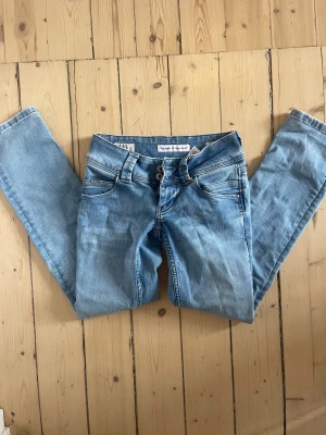 Pepe Jeans - Säljer dessa ursnygga jeans från Pepe som är helt slutsålda. Köpta här på Plick men inte använda en enda gång pga att dem är för små för mig! Hör av er om ni vill köpa! Frakt tillkommer💓