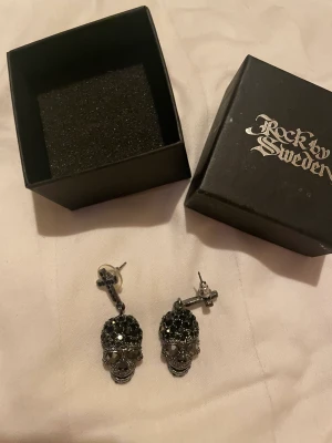 Örhängen - Örhängen från Rock by Sweden. Aldrig använt.