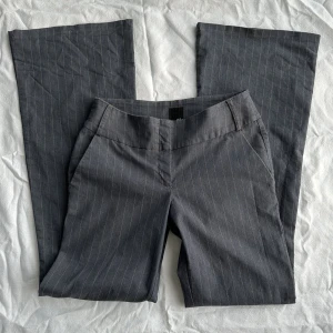 Kostymbyxor - Långa lågmidjade randiga kostymbyxor, passar till 34-36