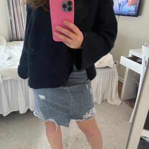 Jeans Kjol - Tidlös jeanskjol som knappt är använd! 