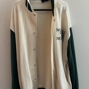 Oversized collegejacka - Tunn oversized collegejacka perfekt för höst och vår med text på framsidan (bild 2). Passar S/M beroende på hur stort man vill att den ska sitta.