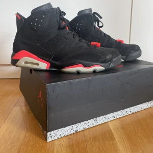 Jordan 6 Black/Infrared - Använda Air Jordan 6, i gott skick. Orginalbox medföljer.  Storlek US.11  Finns attt se och hämta i Hammarby Sjöstad.